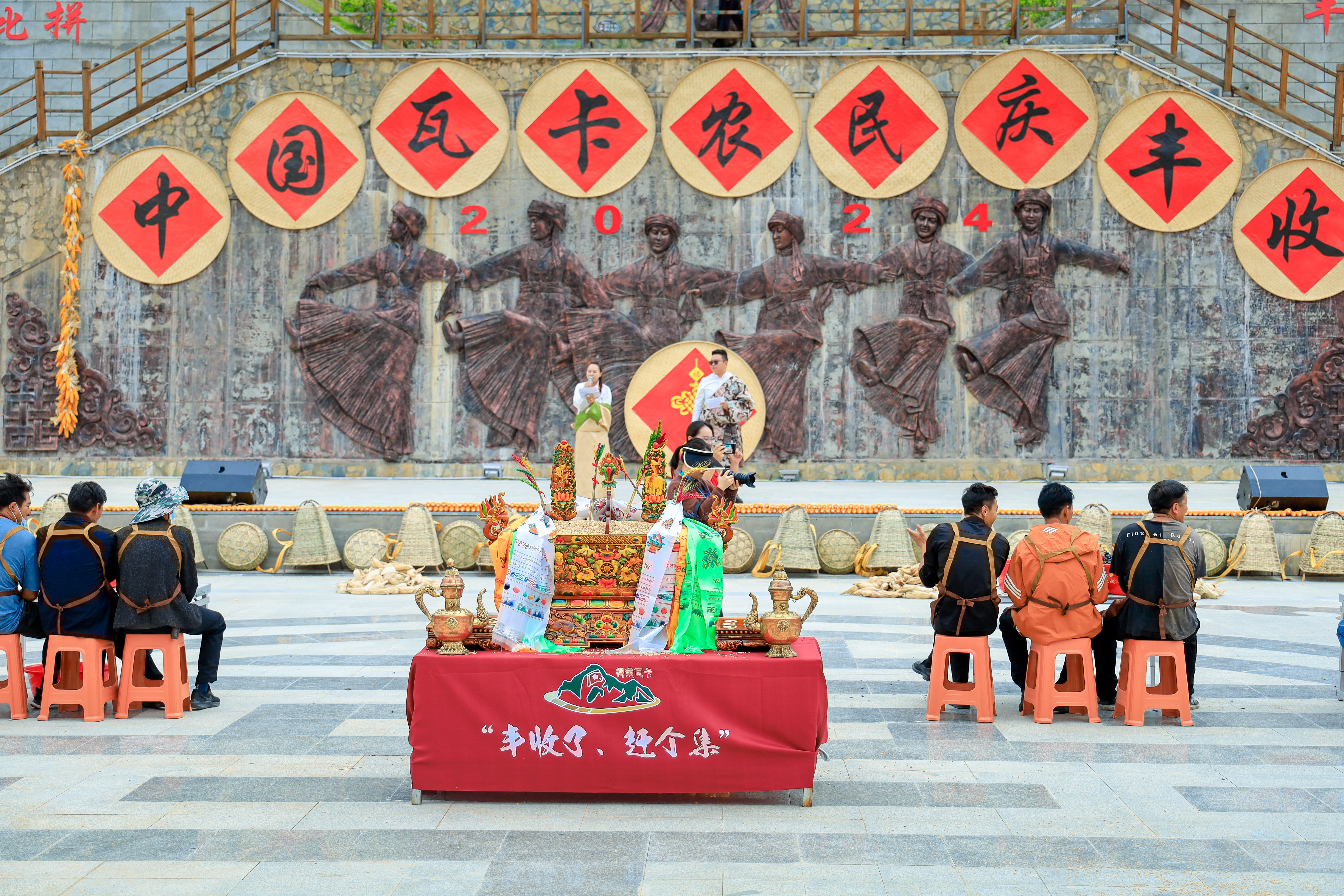 秋分之际，我来到了位于横断山脉干热河谷地带、川滇藏三省结合部金沙江畔的得荣县。这