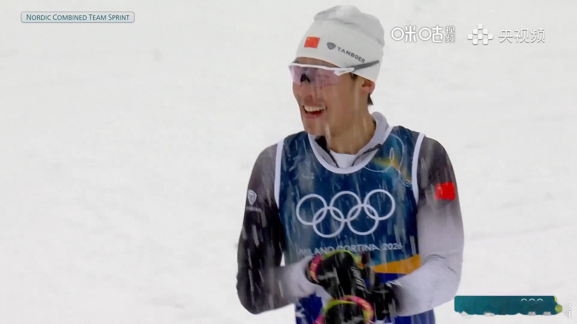 赵嘉文赵子贺团体短距离完赛米兰冬奥会北欧两项团体短距离大雪中进行，中国队赵嘉文、