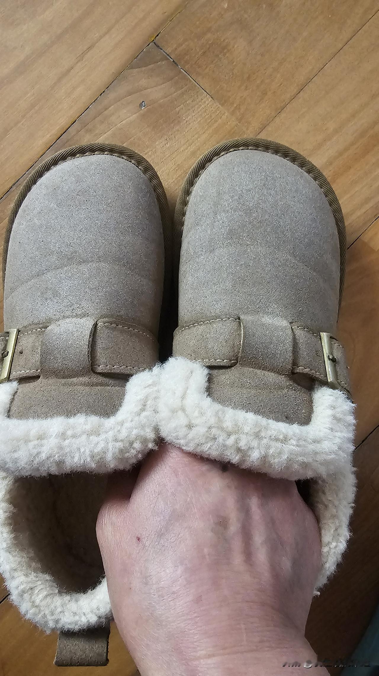 你们有没有遇到这种情况，冬天穿的反皮鞋子，如果弄上油渍就很难清洗干净，今天教你们