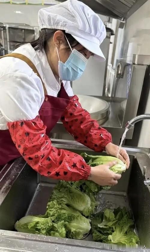 表嫂今年55岁，想着帮家里减轻点负担，就找了个洗碗工的活，月工资3000块。
