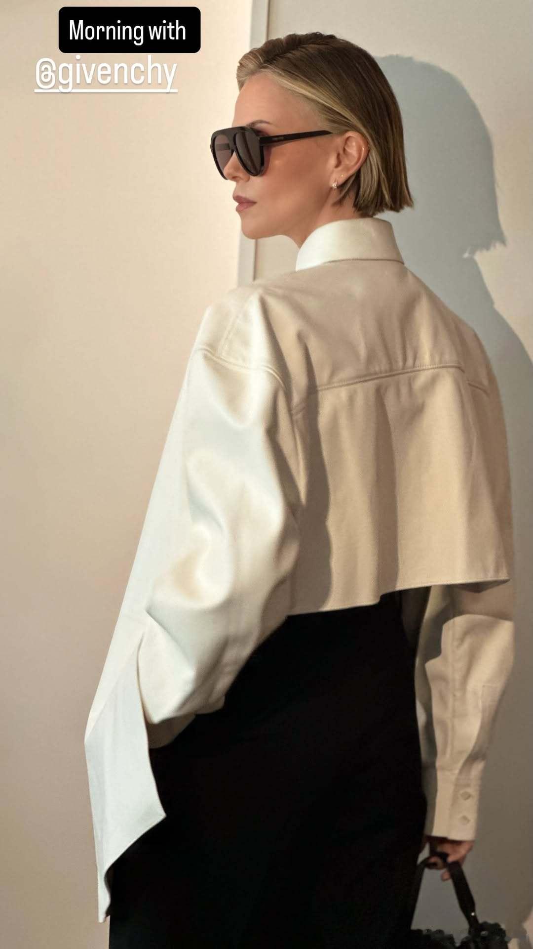 Charlize theron查理兹塞隆今日份宣传的造型，这套来自纪梵希 