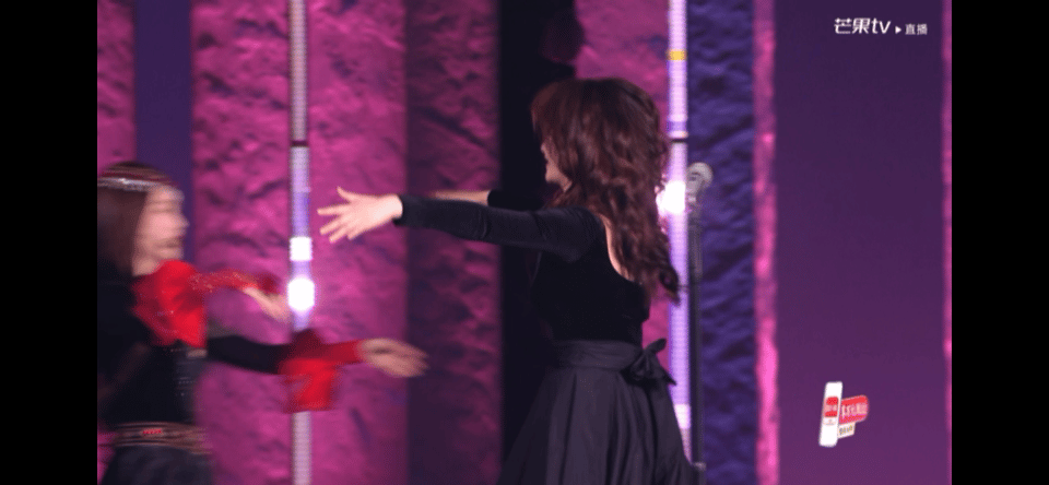 李小冉安崎 票数舞台上都是闪闪发光的姐姐！李小冉优雅动人，安崎实力在线，互动可爱