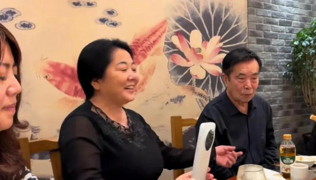 老何也是能折腾，这都多大年纪了，还三婚。网友也是没眼力劲，说是第二个是非法，这只