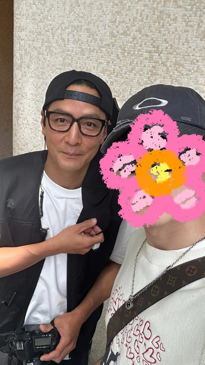 上海偶遇吴彦祖谁懂啊！有网友在上海安福路幸运偶遇吴彦祖👀 他不仅超亲和地和网友