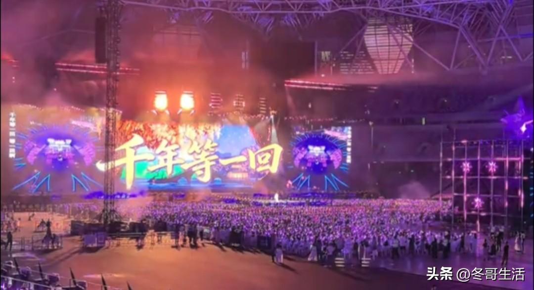周深演唱会的现场氛围有多好周深演唱会气氛堪称绝美！一开嗓，天籁之音瞬间点燃全场。