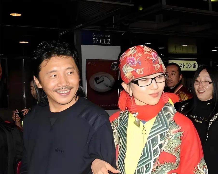 2002年，杨丽萍和百亿富豪刘淳晴结婚7年，刘淳晴对杨丽萍说：“我们要个孩子吧！