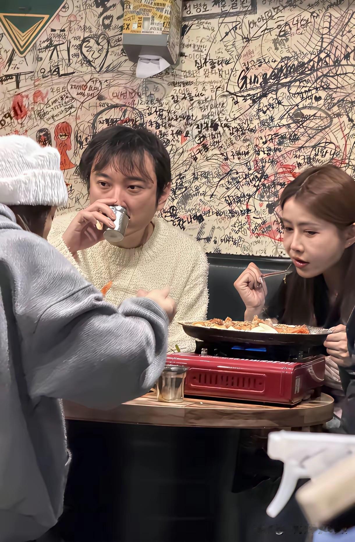 王思聪提醒大家：再有钱，也不能纵欲过度，不然头发不答应！

最近王思聪在韩国被偶