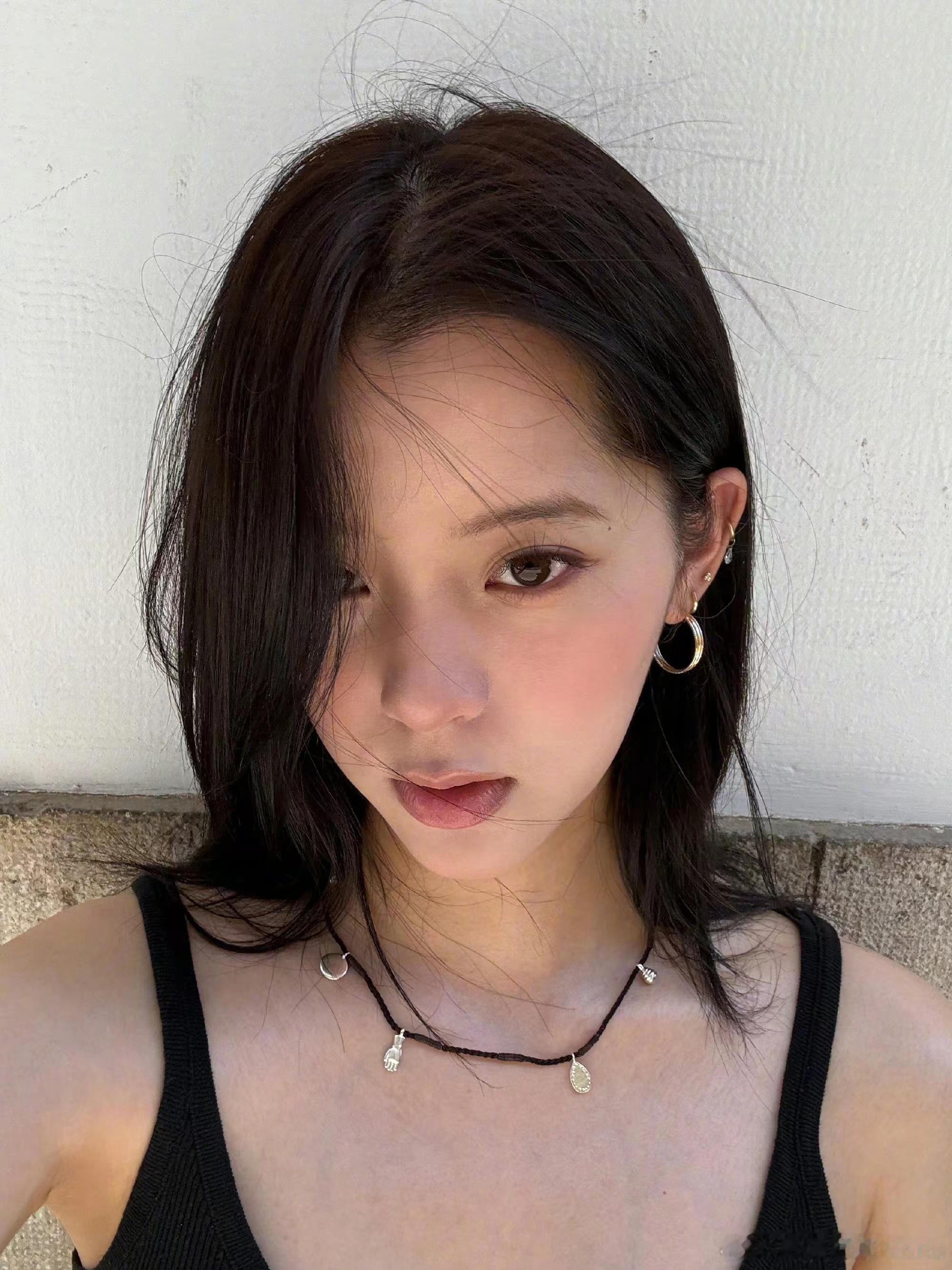 #欧阳娜娜好多耳洞##欧阳娜娜自拍live图#欧阳娜娜自拍live图，哇塞哇塞 