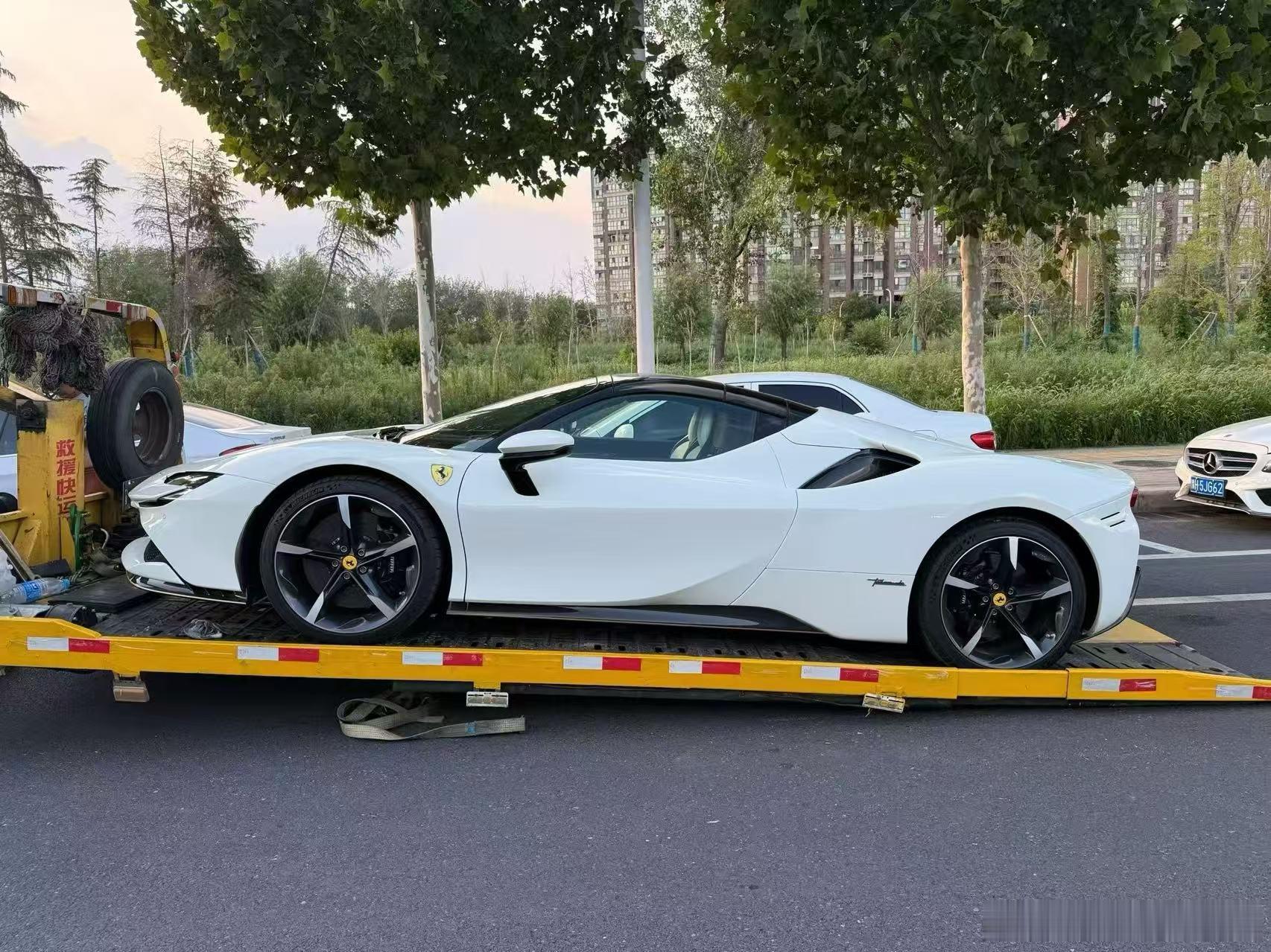 法拉利SF90敞篷 TM选配229万 白/白赛椅、23年上牌 行驶1.5万公里 