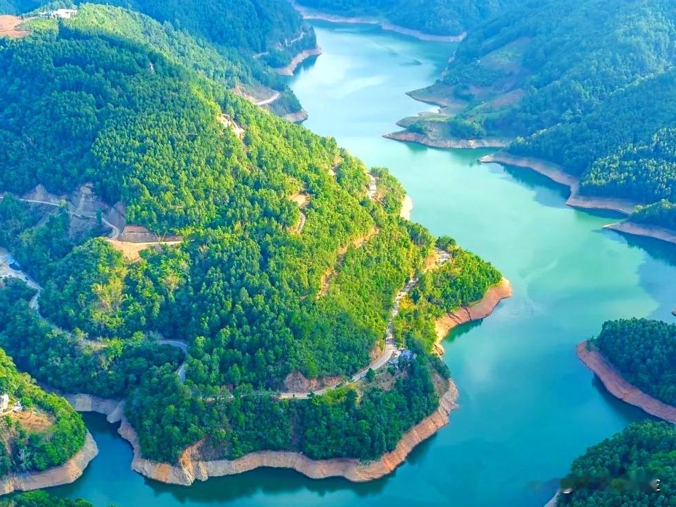 森林氧吧“洗肺”之旅

· 云南·临沧：年平均气温18℃，森林覆盖率57.83%