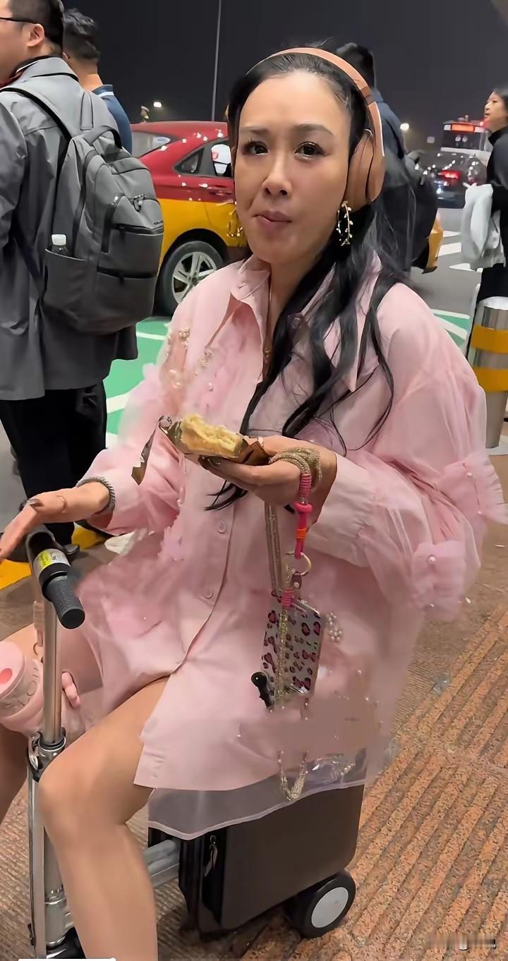 她老公要养她，还要养那么多孩子，福气在后头呢