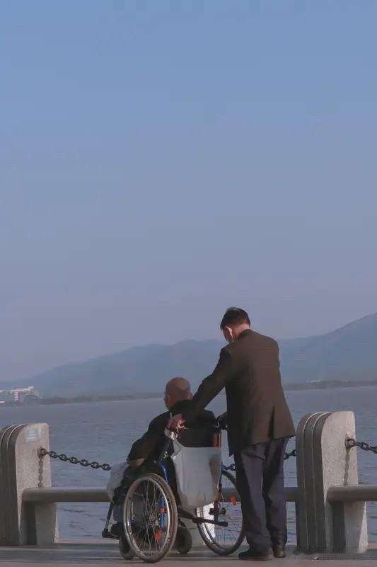 梦到两次至亲，都是站在那里看着我笑，第一次就是看着我笑，第二次也是在远处看着我笑