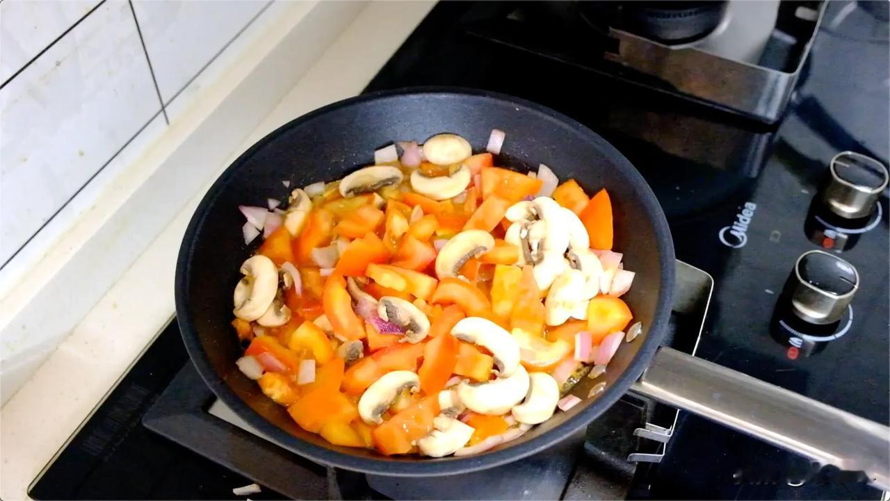 #好吃的健身零食# 西红柿是我们最常吃的蔬菜了吧，但是其实西红柿也有很洋气的做法