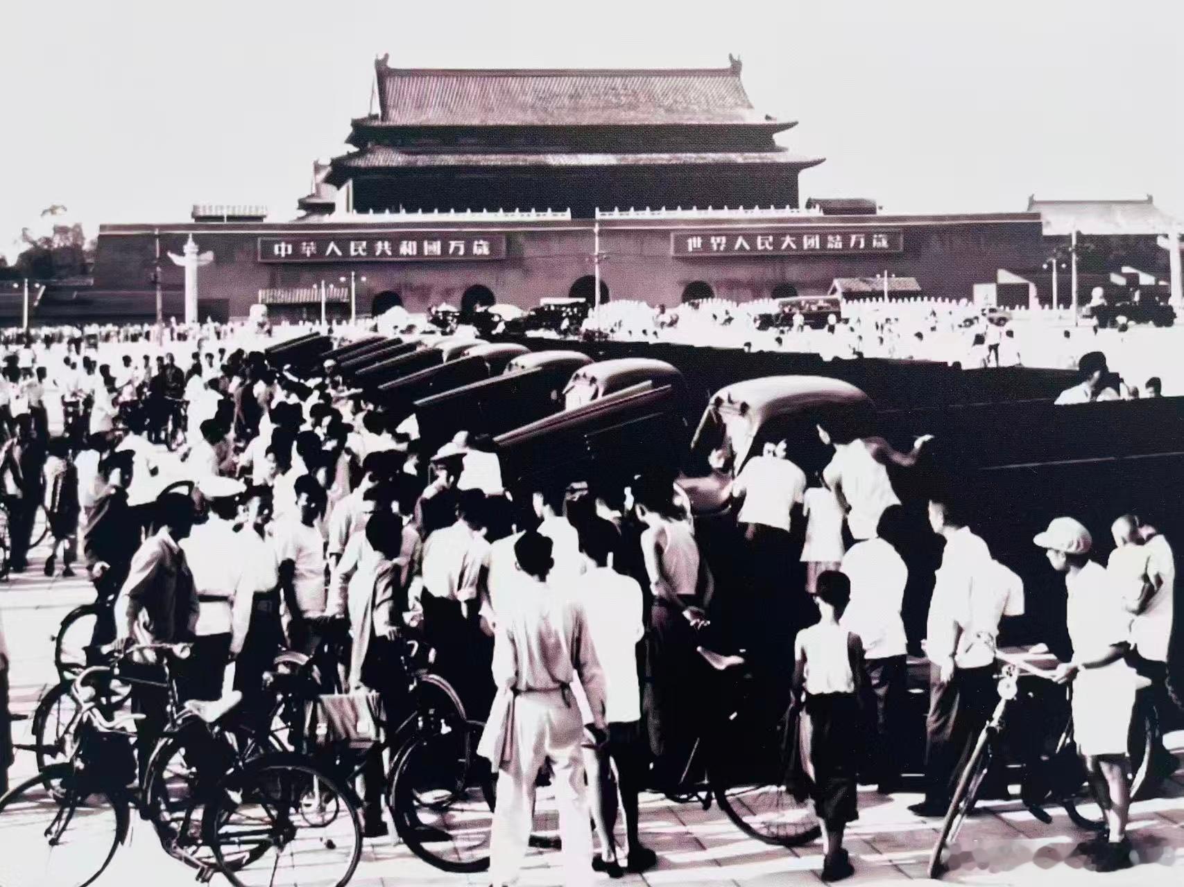 中国汽车72年来的审美变化瞧瞧国产车这72年的审美大变身！从模仿摸索到国际车展上