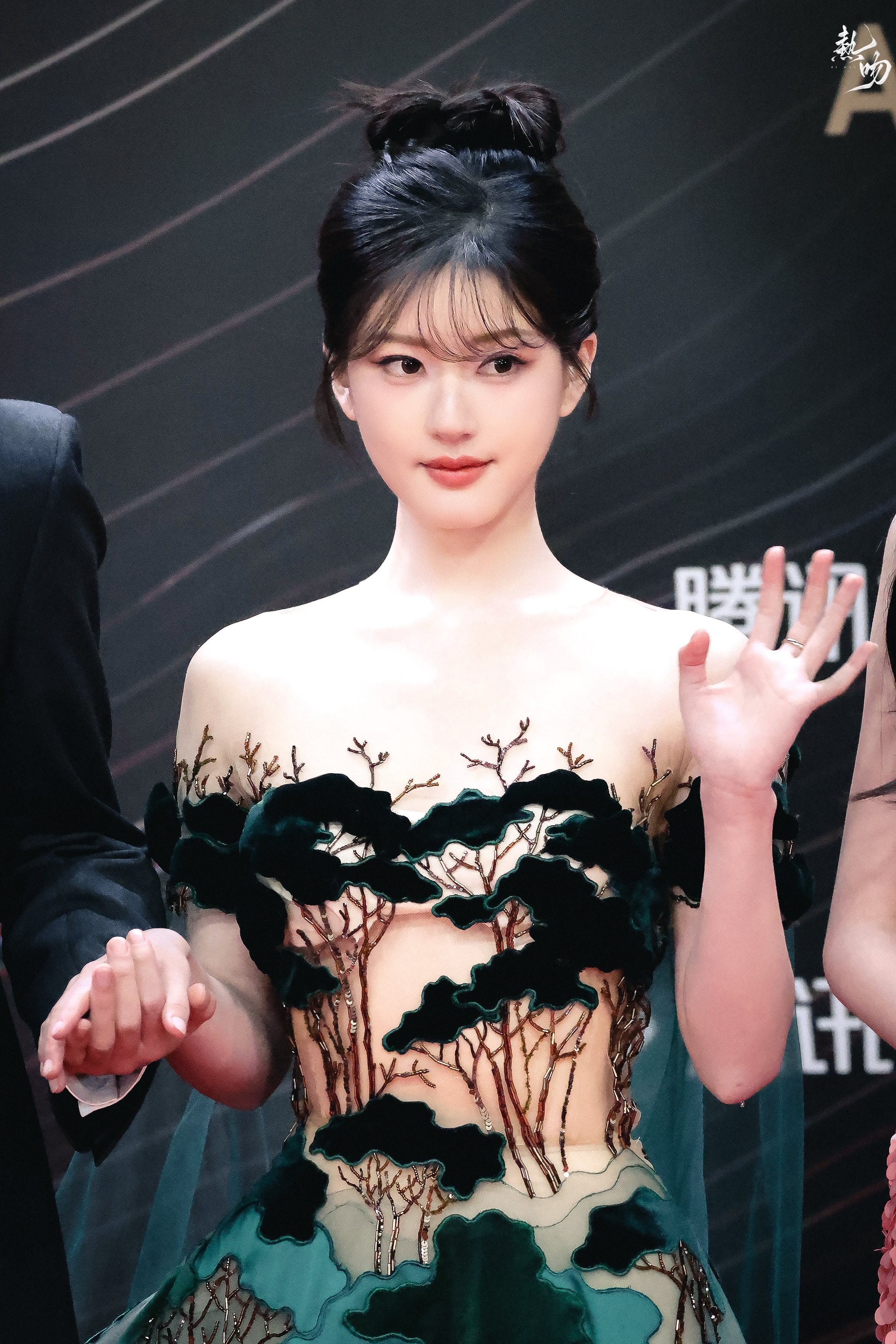 赵露思 #倪妮和赵露思聊的好开心##吴磊发言切赵露思##赵露思上台忘记脱毛衣了#