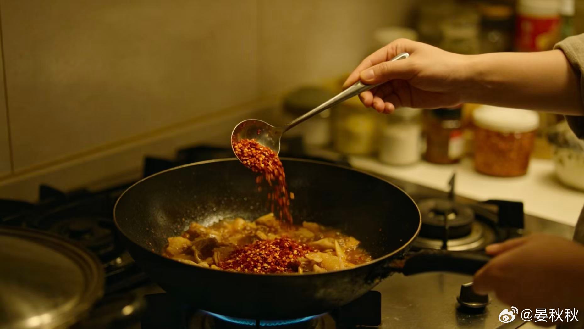 清明断想今年的清明，有雨，又似乎没有雨。天是洗过的淡青色，阳光薄薄地铺了一层，像