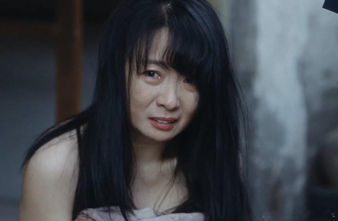 重器为抢生意当众扒女子衣服看着田淑珍在众人面前被羞辱崩溃，隔着屏幕都想冲进剧中制