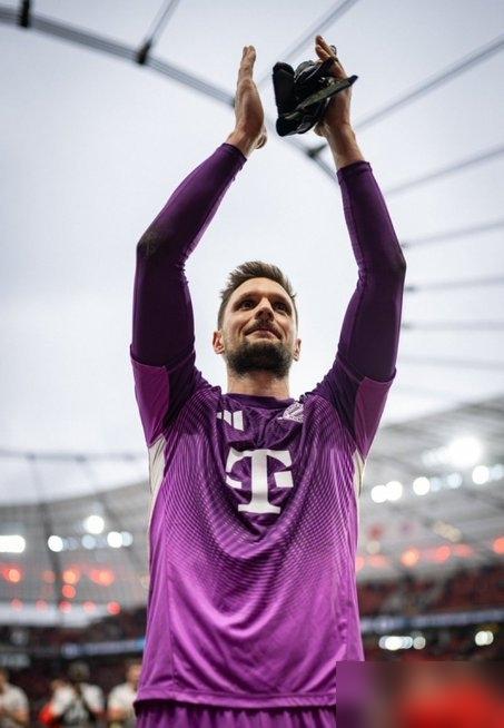 你敢信？瓜迪奥拉攒够6张黄牌禁赛，居然在看台喊爽，还想故意续期？
本赛季他怼裁