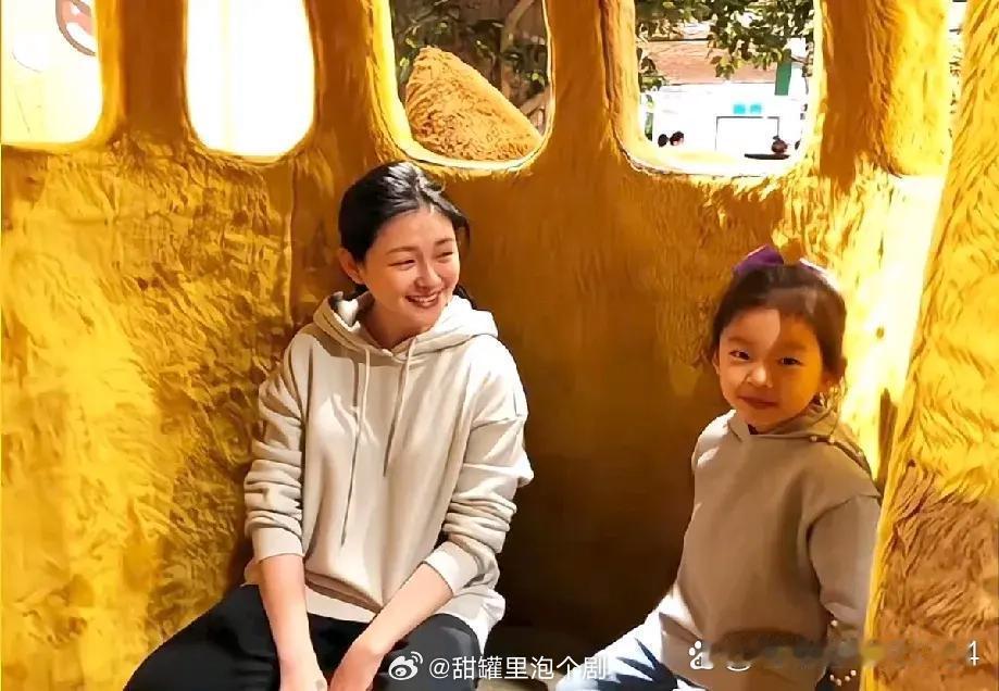 小玥儿是这个世界上最像大s的人。 小玥儿该怎么面对没有妈妈的日子啊。感觉每张照片