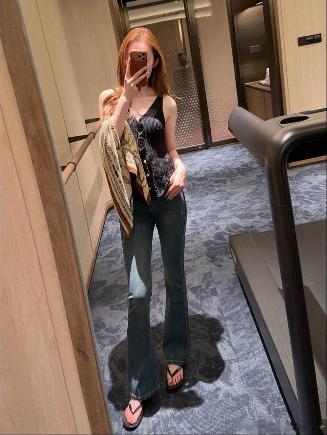 最近真的爱上这种不费力的穿搭👖修身黑背心+微喇裤基础款的魅力就是怎么搭都不出错