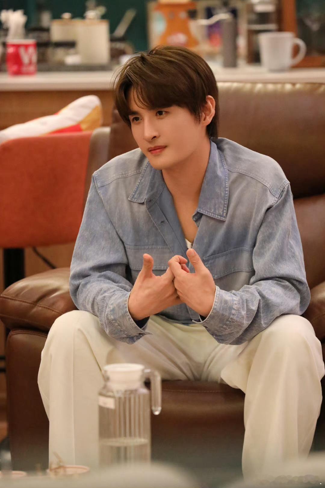 #娱乐[超话]##张远牛仔衬衫# 有点子青春男大了[doge]，帅帅的张远很安心
