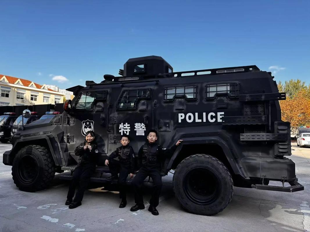 中国现代10万特警（只用警用装备）能打过淞沪会战30万日军吗？这个问题近来在网络
