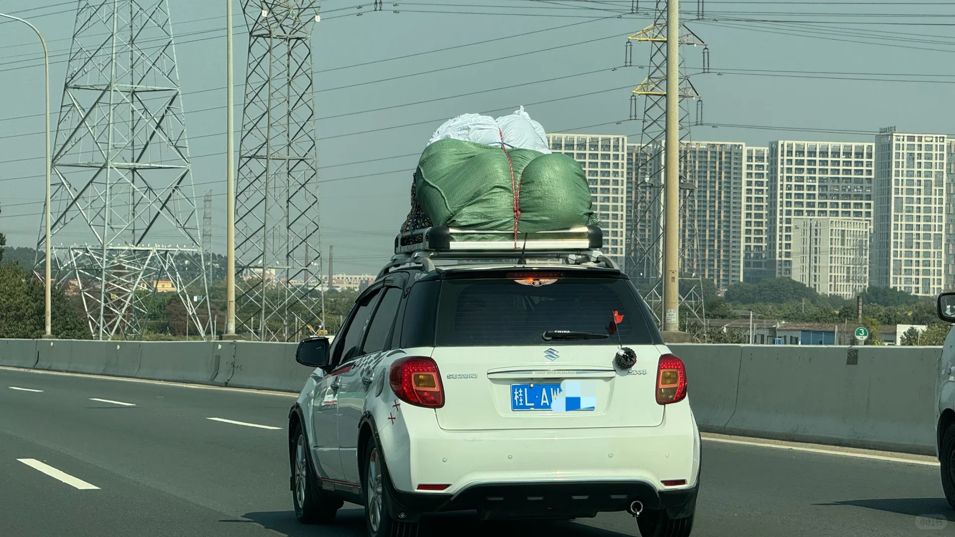 虽然可以用车顶行李架 但这很显然超高且有隐患了… 春节回家路上，各位要...