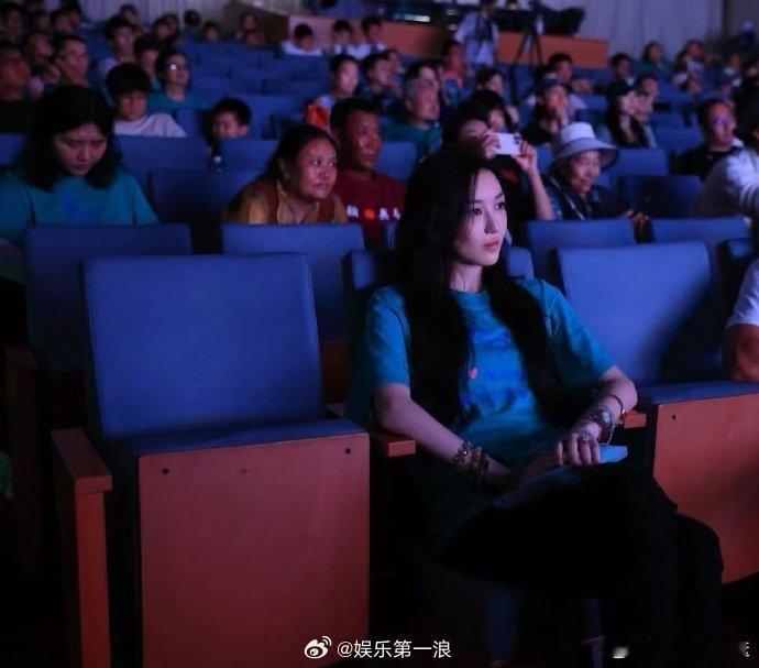 李嫣近照李嫣长成大姑娘了 李亚鹏和王菲的女儿李嫣放暑假参加嫣然天使的活动，已经是