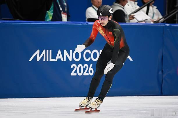 冬奥短道速滑男子500米冬奥会半决赛：刘少昂摔了1:10.008第二小组第5名，