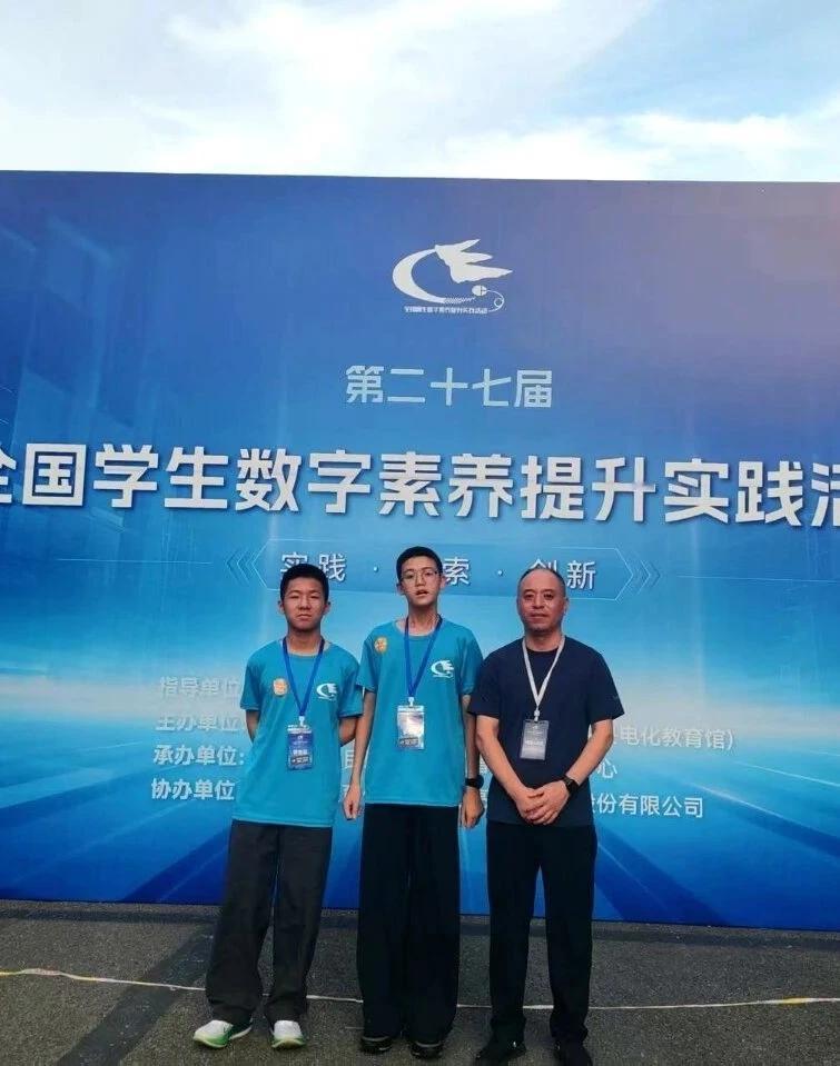 宝应实验初中初一冯琮文、吕朱桐，怀揣编程热爱携手参赛。远赴外地集训，日复一日刻苦