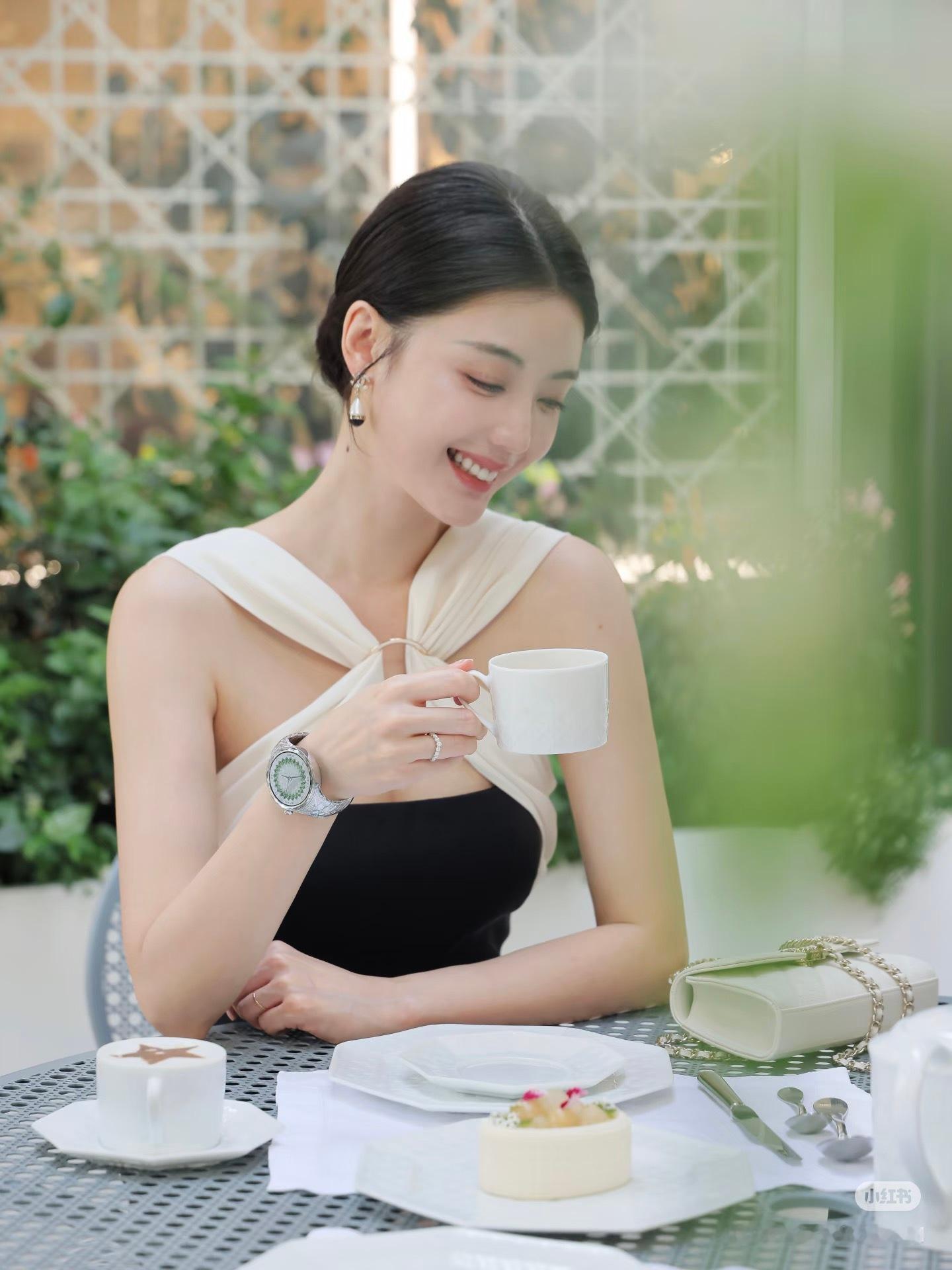 发现一个变自信的炸裂的方式变自信的方式自然就是穿的美美的啦，你们变自信的方式是什