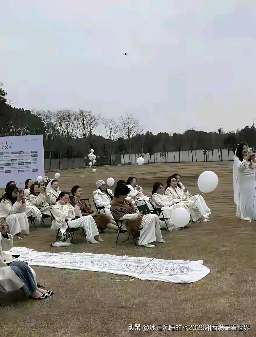 其实这两幅扎眼的图在互联网出现很多次了，这些所谓的大龄剩女鼓吹的“世界上最好的婚