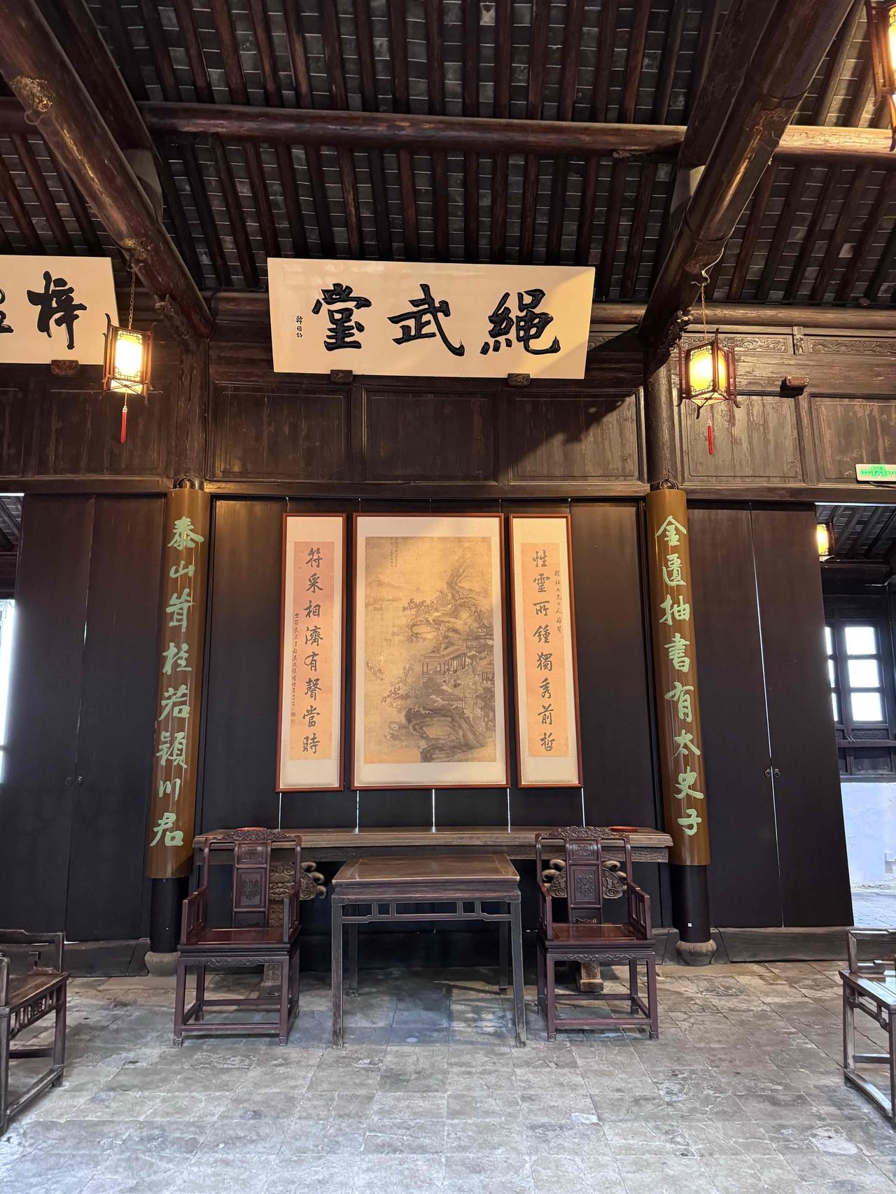 钱钟书在这里度过了童年、少年、青年时期。祖父的勤勉，父来的严厉，童年的顽皮，钱绳