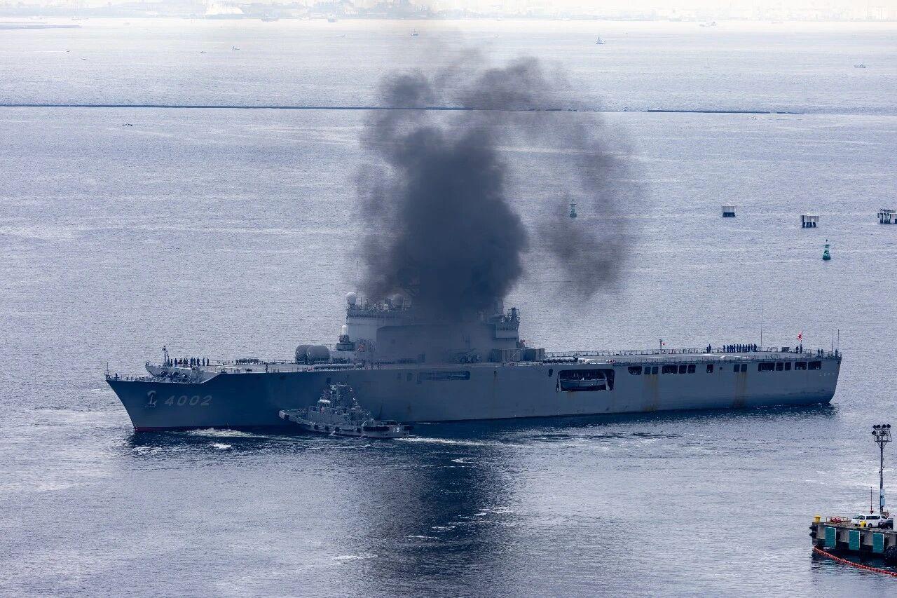 日本海上自卫队“大隅级”运输舰冒黑烟！
 
它先倒车一小段调整位置，随后转向驶出