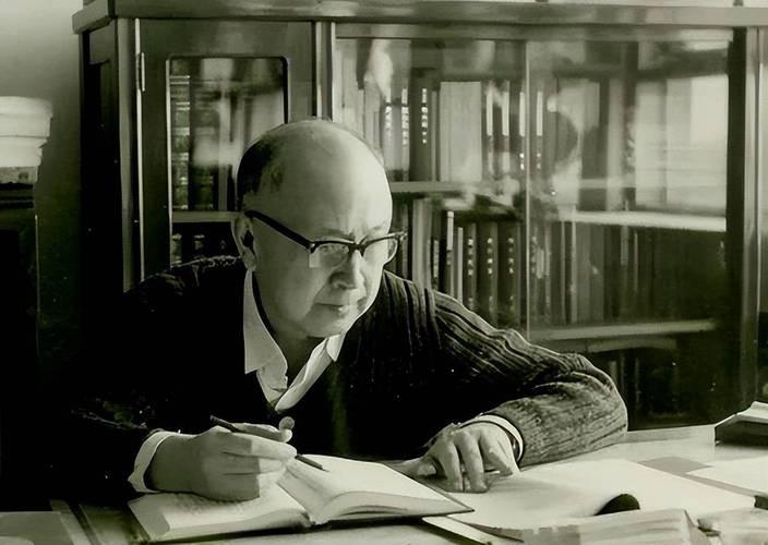 1972年，钱学森在 中关村大街 散步，遇到一个乞丐向他乞讨。当钱学森准备掏钱给