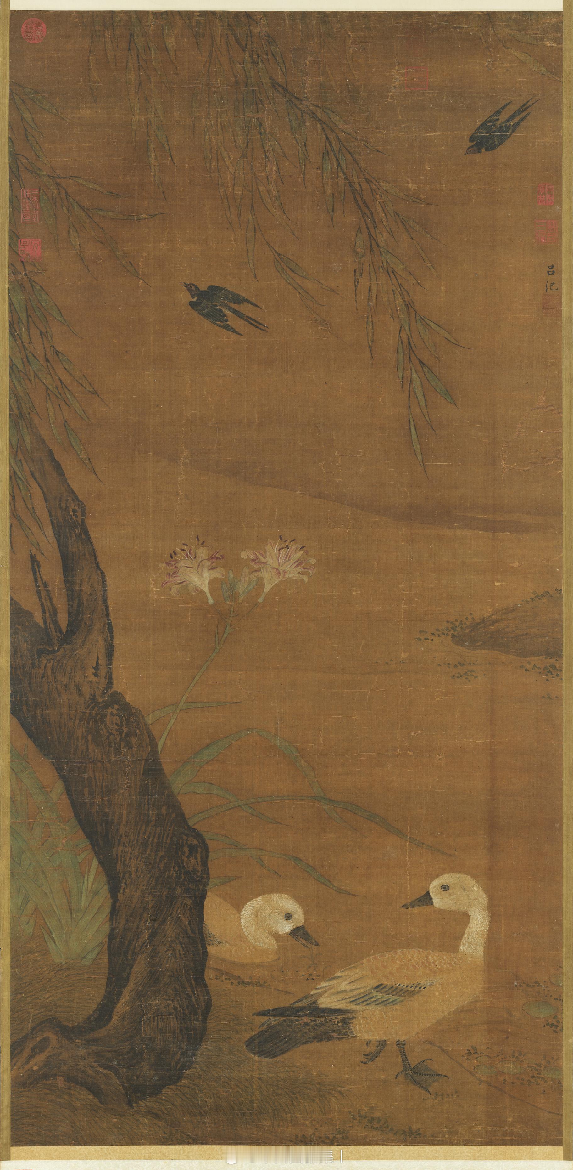 明 吕纪 （款）春风燕喜图　轴本幅画溪岸柳树下，萱花盛开；一双飞燕临空掠过，岸上