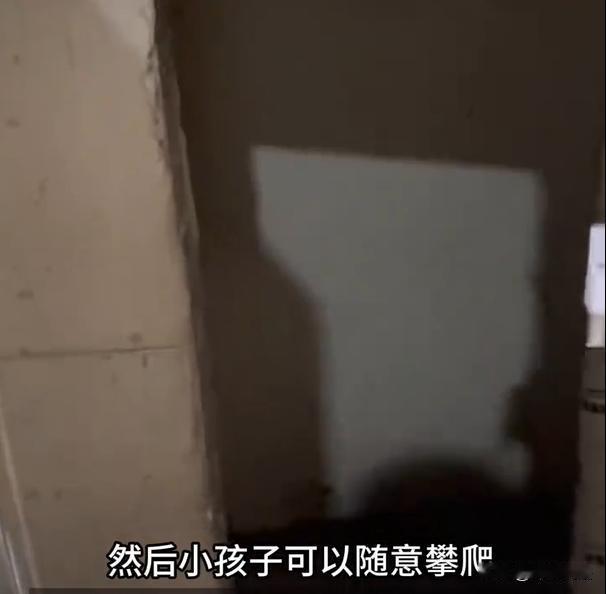 浙江湖州，女子带着孩子入住五星级大酒店，没想到房间里暗藏玄机，有个隐蔽的推门，如