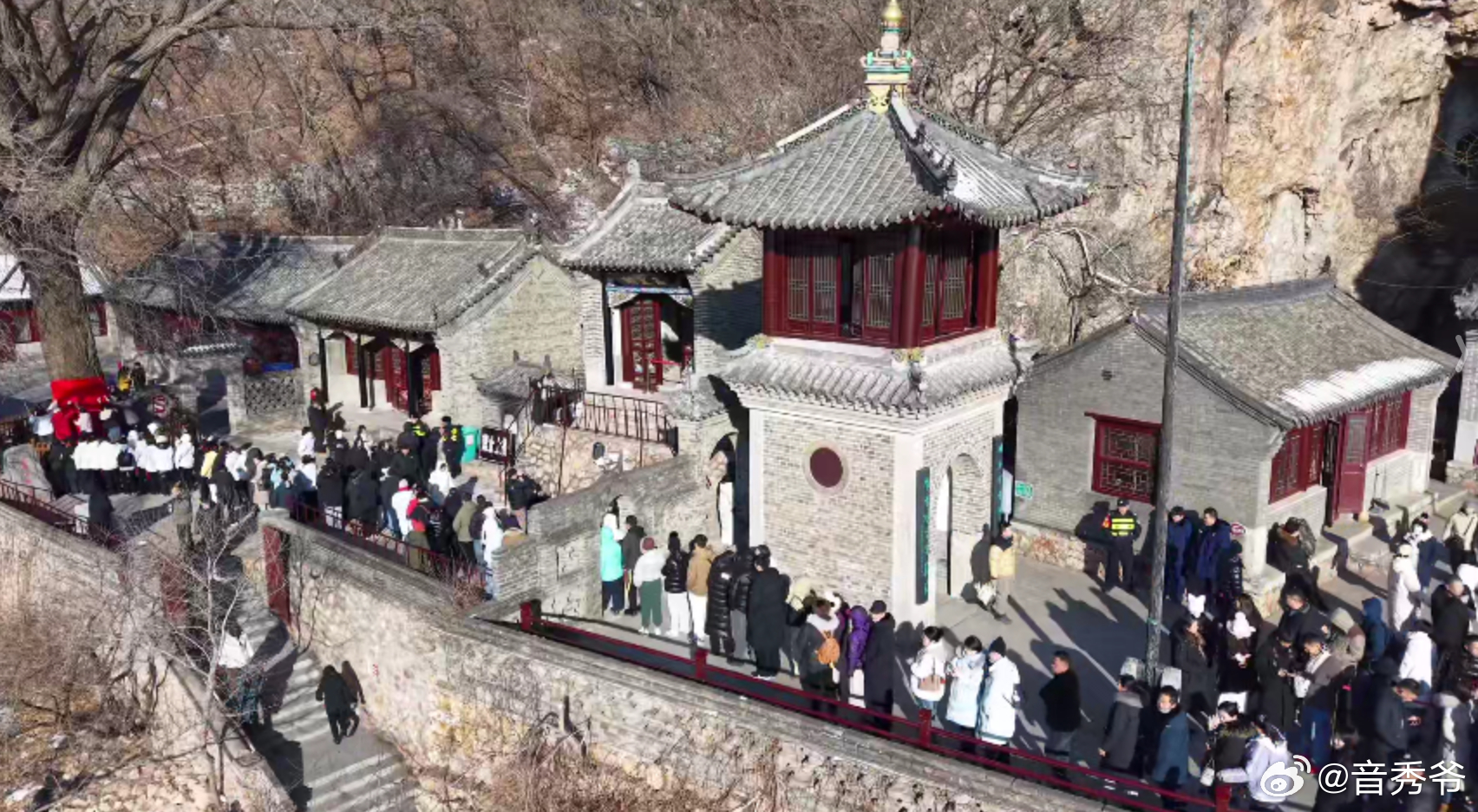 太震撼了！刚到山门就被人流“拦住”。不是普通排队感，是一拨一拨往里进，前面的人刚