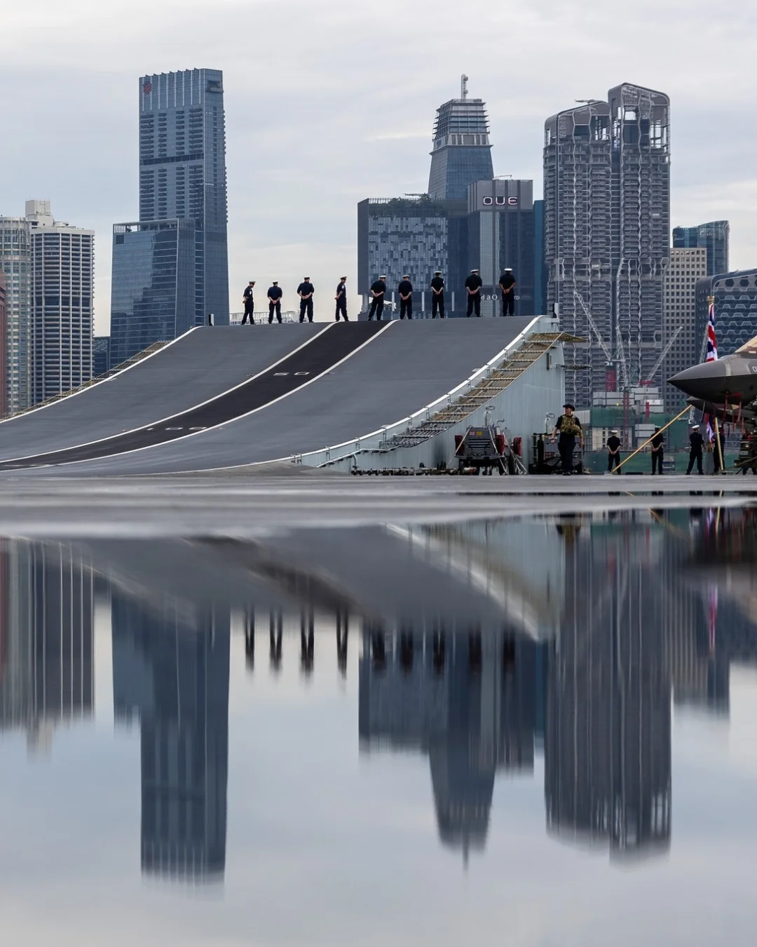 英国海军威尔士亲王号航母访问新加坡