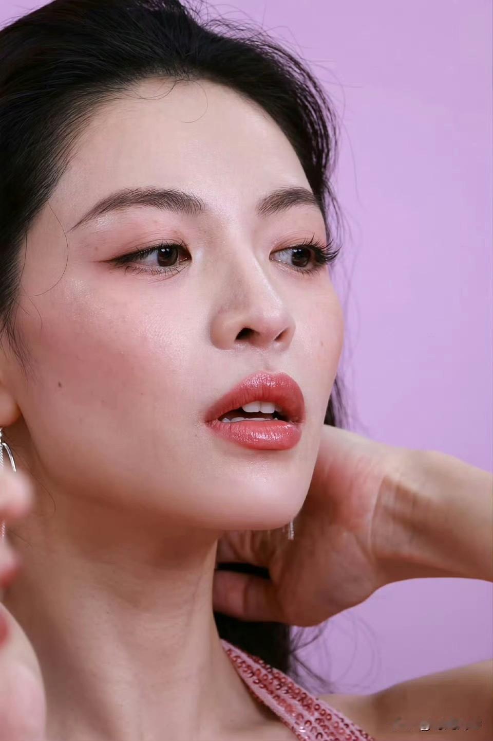 钟楚曦脸部特写近照。明眸皓齿，千娇百媚。烈焰红唇，成熟美艳！