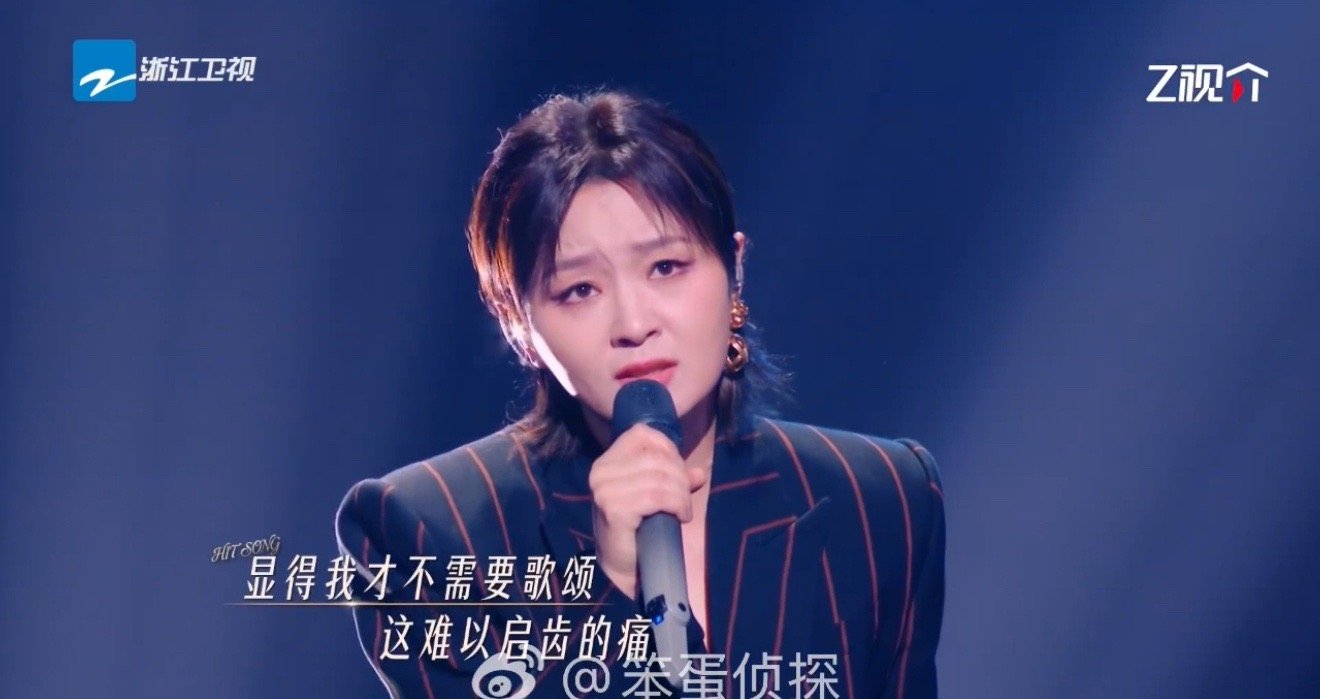 周笔畅邓佳鑫别碎在舞台上了 这首歌最妙的地方是，明明是两个人的合唱，却唱出了一个