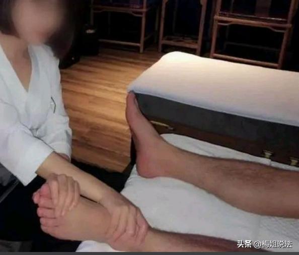 湖南，一男子在凌晨前往足浴店做按摩，进店后店长介绍了5个女技师，男子挑选了一个漂