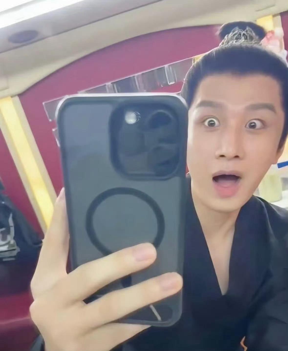 成毅自拍，天呢。 