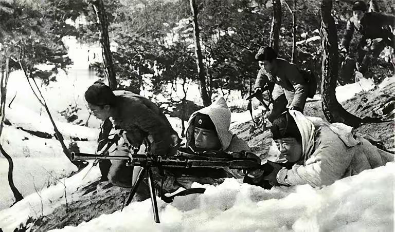 1950年，志愿军师长翟仲禹在废弃隧道苦熬三天三夜，突然发现对面“积雪”不对劲：