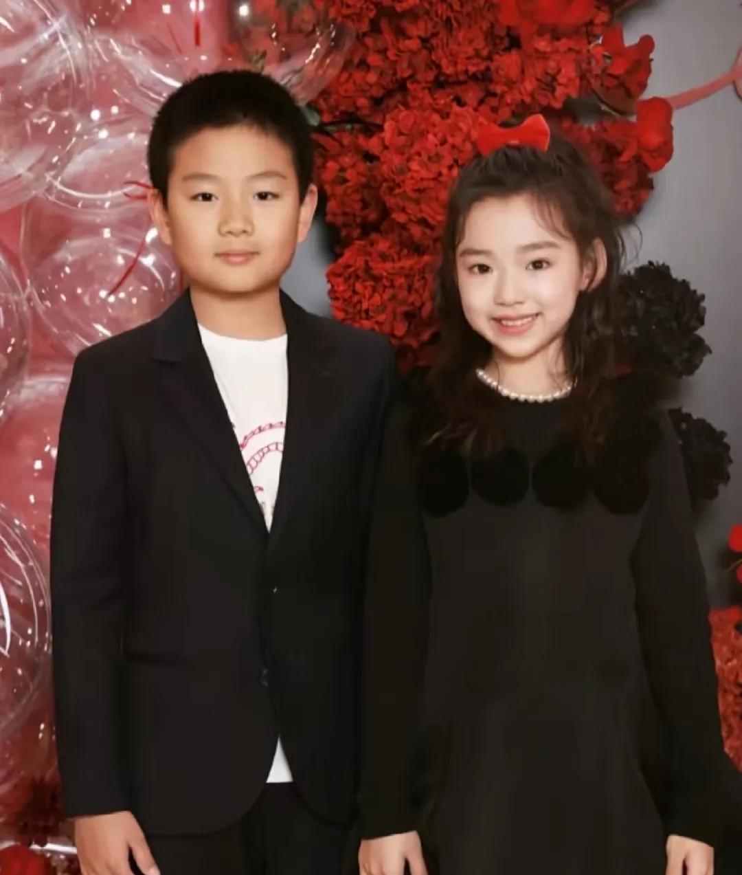 这俩孩子都是9岁了。佟大为的儿子佟俊言五官端正，天圆地方，挑不出一处毛病。董璇的