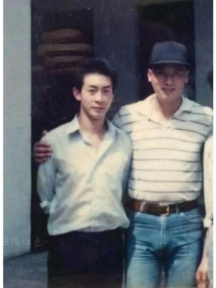 搂着六小龄童的迟重瑞。。。这么看师父比悟空还要壮实啊！！