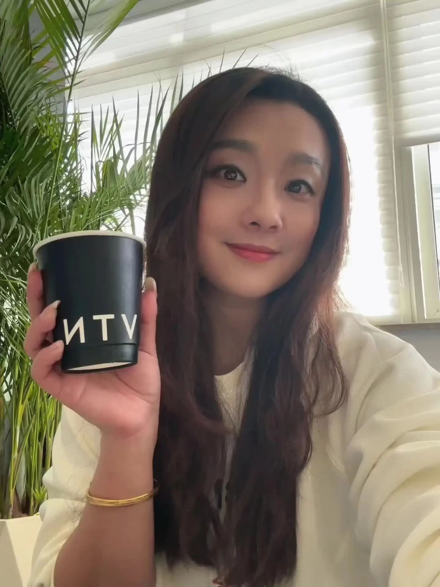 苹果动态图来啦！  满脸的胶原蛋白不靠美颜😏