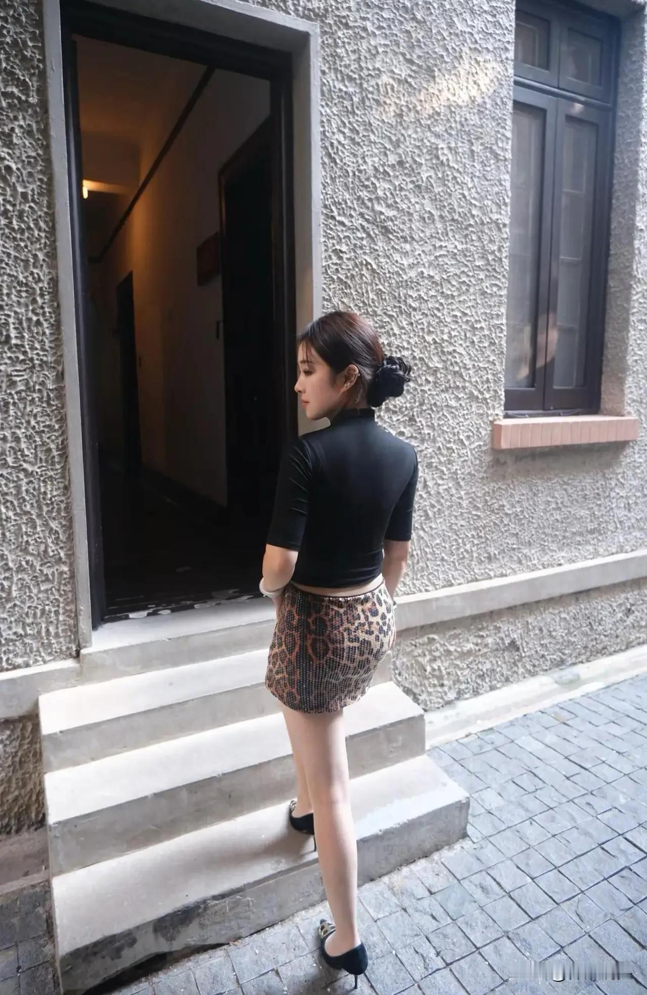 优雅黑衣搭配豹纹短裙，复古风穿搭指南