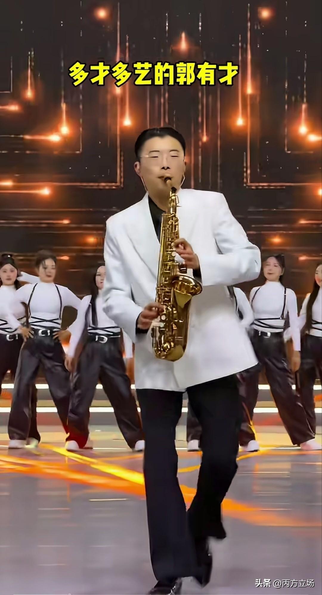 郭有才最近在互联网上特别火，他不光是歌唱得好，那一曲《诺言》唱得观众如痴如醉，居