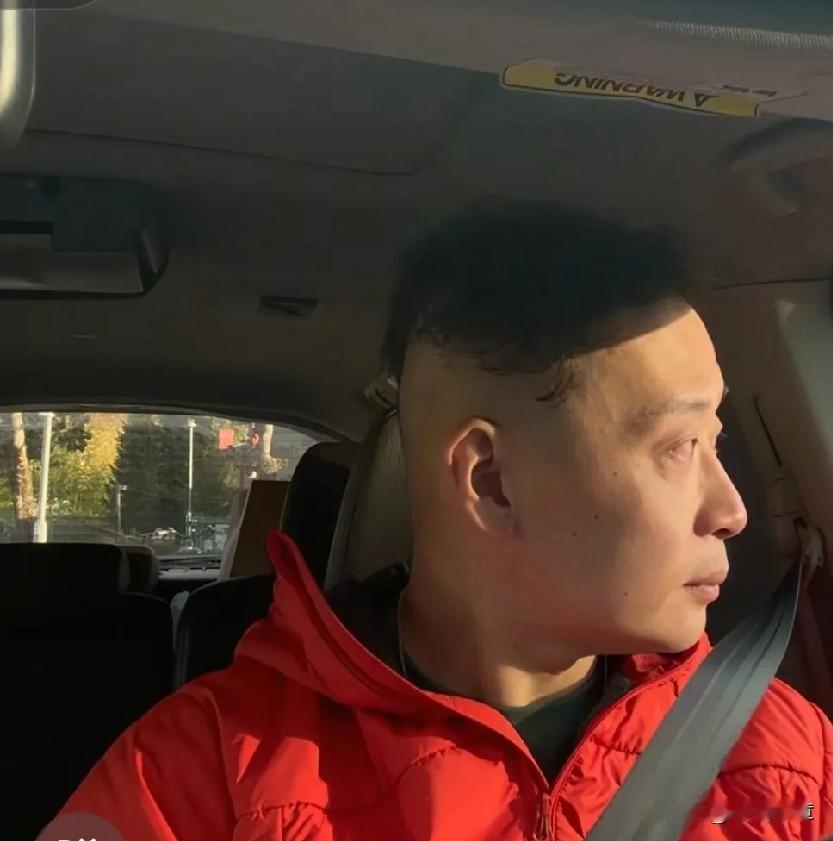 阿光人在瑞典，日子过得挺难的。他现在整天等着法院的判决，就是为了能留在这儿多见见